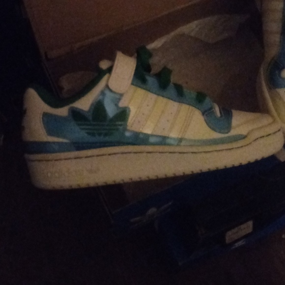 Forums gym shoes size 4y - Picture 3 of 6